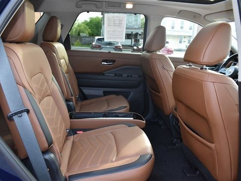 Used 2022 Nissan Pathfinder Platinum w/ Cargo Package image 34