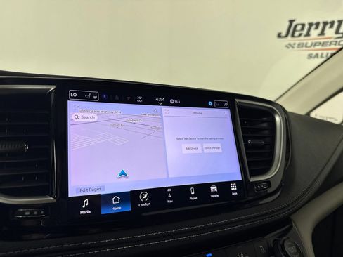 Used 2024 Chrysler Pacifica Limited FWD image 16
