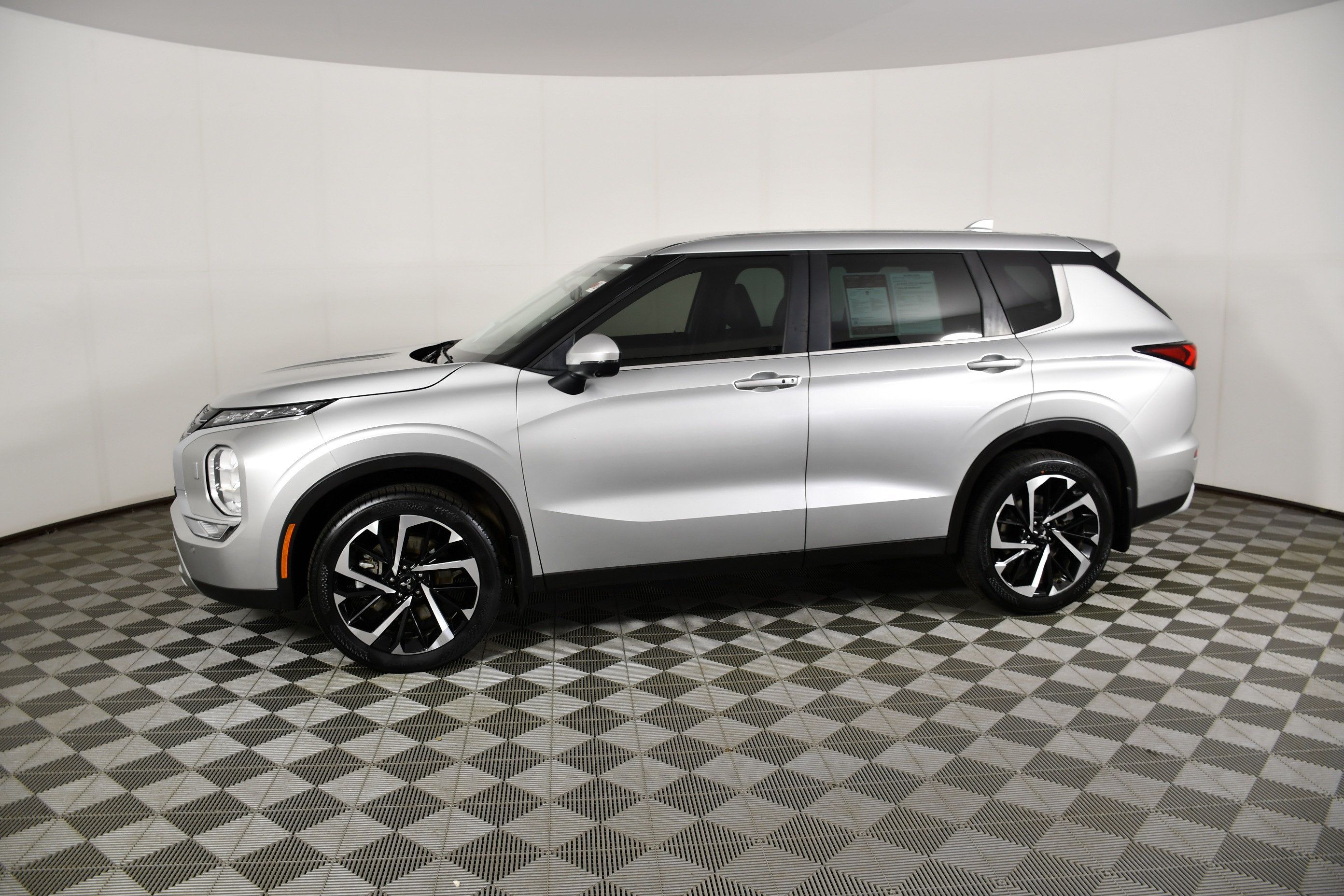 Used 2023 Mitsubishi Outlander SE AWD/4WD image 9