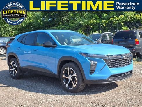 Used 2024 Chevrolet Trax RS w/ Sunroof Package FWD image 3