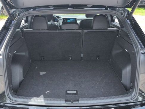 Used 2025 Volkswagen Atlas Cross Sport SE FWD image 28