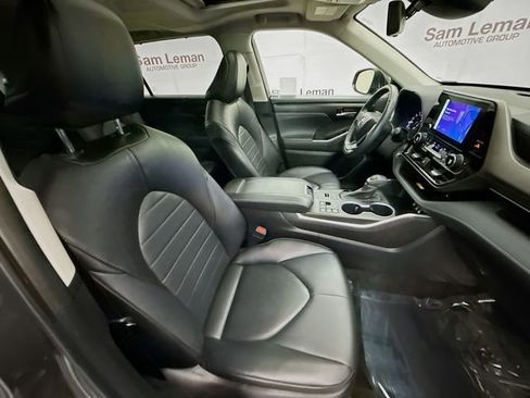 Used 2023 Toyota Highlander XLE image 30