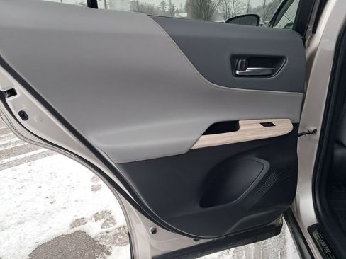 Used 2022 Toyota Venza Limited image 11