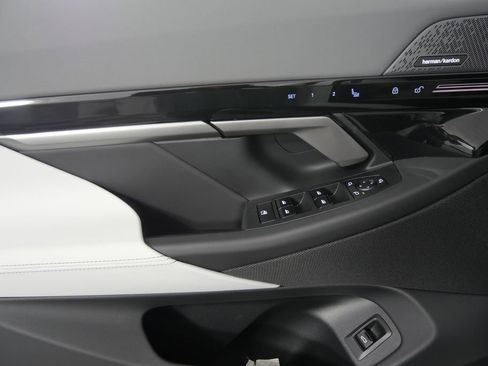 Used 2025 BMW 530i w/ Premium Package image 8