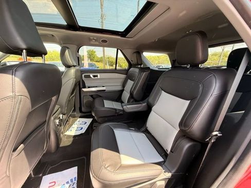 Used 2022 Ford Explorer XLT w/ Equipment Group 202A AWD/4WD image 17