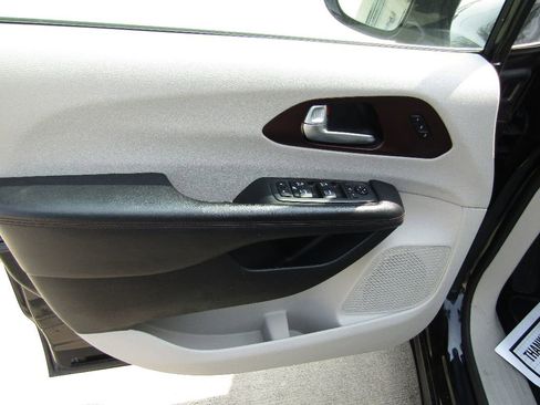 Used 2020 Chrysler Pacifica Limited image 12