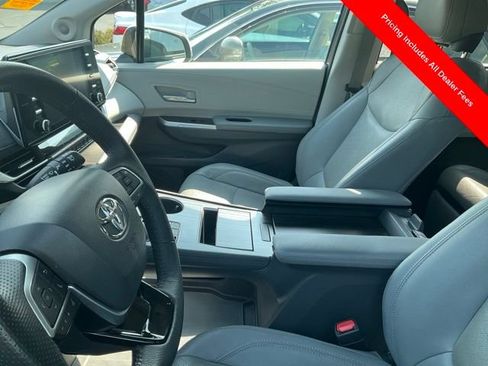 Used 2023 Toyota Sienna Limited FWD image 11