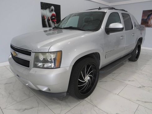 Used 2013 Chevrolet Avalanche LS RWD image 7