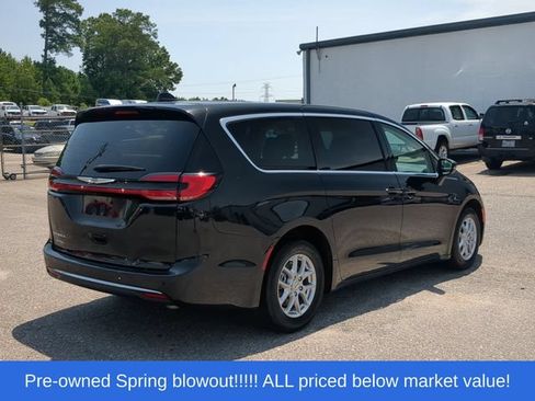 Used 2023 Chrysler Pacifica Touring-L FWD image 13