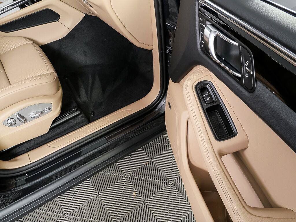 Certified 2026 Porsche Macan AWD/4WD image 24
