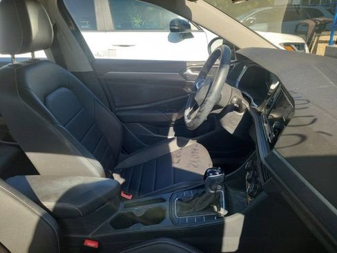 Used 2023 Volkswagen Jetta SE FWD image 2