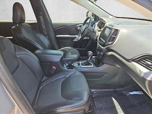 Used 2018 Jeep Cherokee Latitude Plus w/ Cold Weather Group AWD/4WD image 26