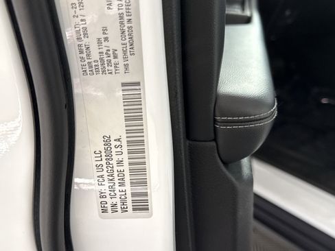 Used 2023 Jeep Grand Cherokee L Laredo image 29