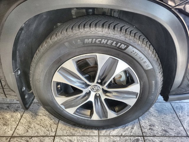 Used 2021 Toyota Highlander XLE AWD/4WD image 10