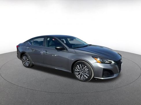 Used 2025 Nissan Altima 2.5 SV image 2