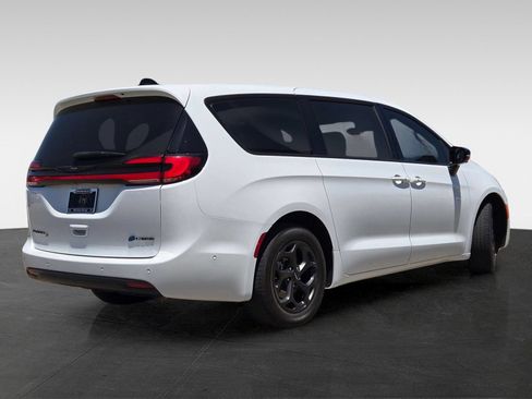 Used 2024 Chrysler Pacifica Limited FWD image 4