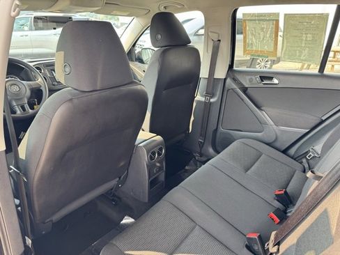 Used 2017 Volkswagen Tiguan S image 33