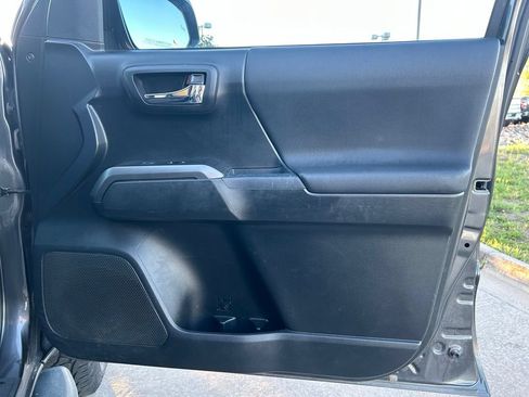 Used 2016 Toyota Tacoma TRD Off-Road w/ Premium & Technology Package AWD/4WD image 30