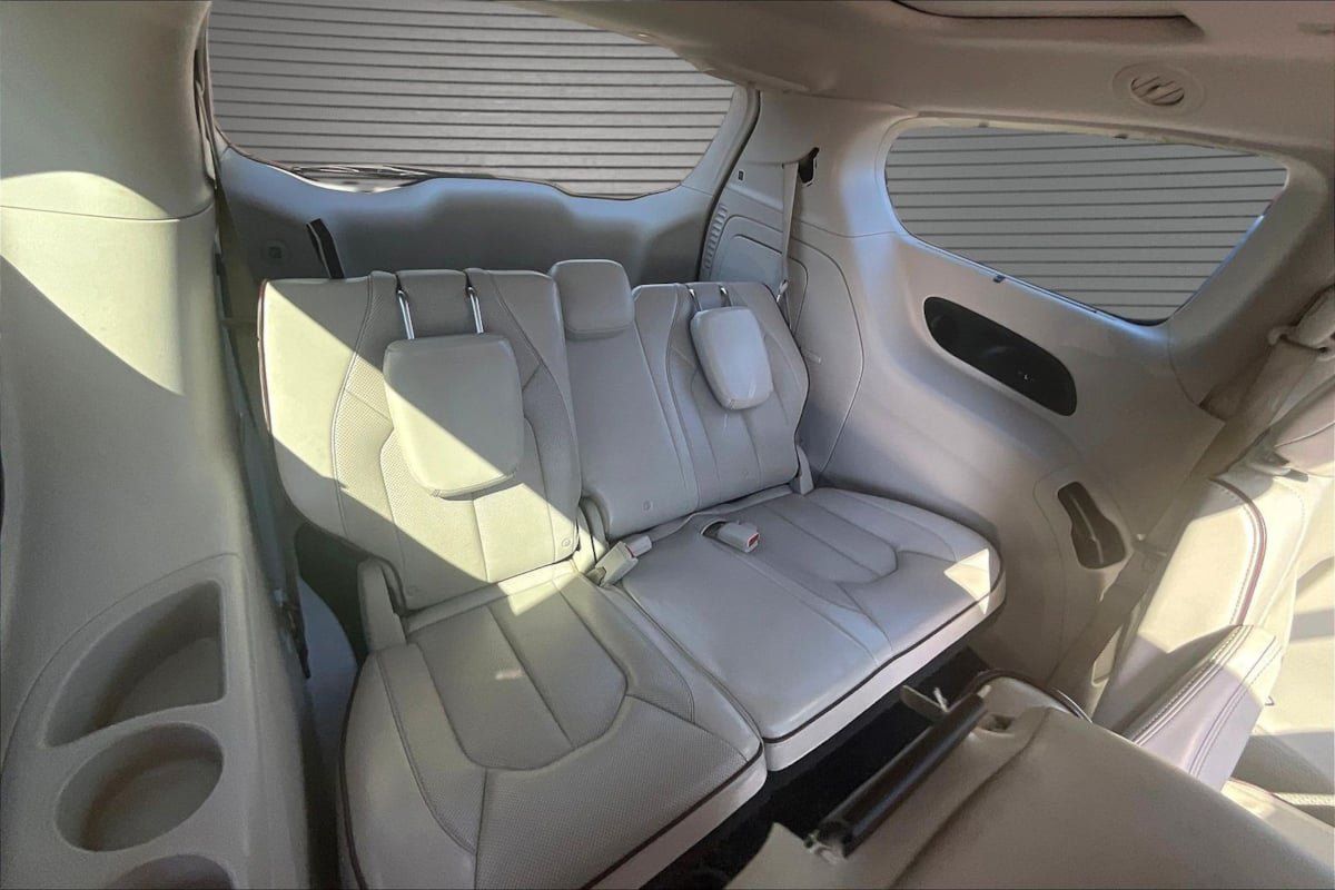 Used 2017 Chrysler Pacifica Limited w/ UConnect Theater Package FWD image 25