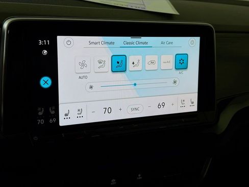 Used 2025 Volkswagen Atlas Cross Sport SE FWD image 19