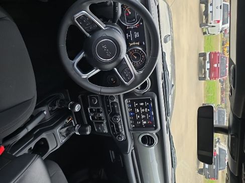 Used 2023 Jeep Gladiator Overland image 9