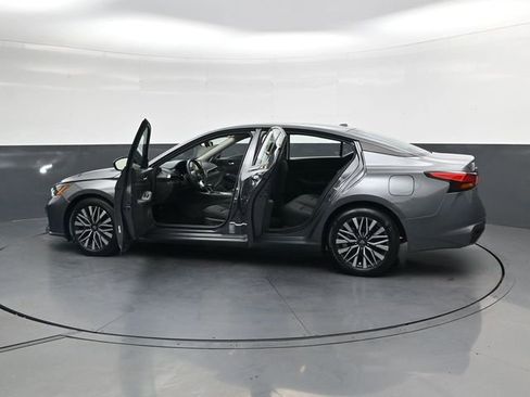 Used 2024 Nissan Altima 2.5 SV FWD image 42