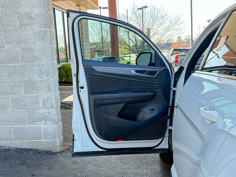 Used 2025 Volkswagen Atlas Cross Sport SE w/ Panoramic Sunroof Package image 14