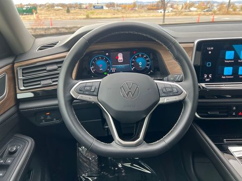 Certified 2025 Volkswagen Atlas SE image 17