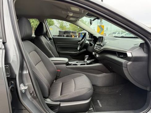 Used 2024 Nissan Altima 2.5 SV FWD image 9