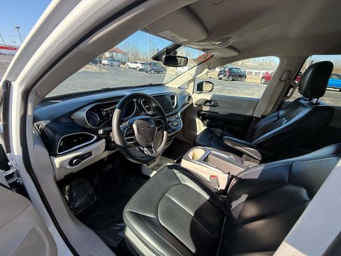 Used 2023 Chrysler Pacifica Touring-L image 13