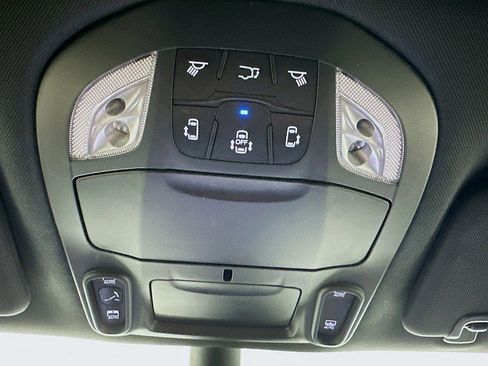 Used 2025 Chrysler Pacifica Limited image 34