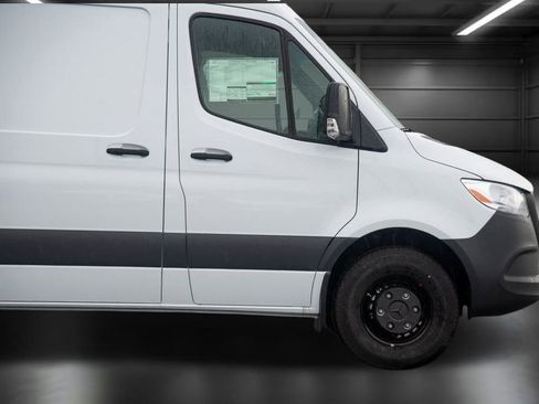 Used 2025 Mercedes-Benz Sprinter 4500 image 8
