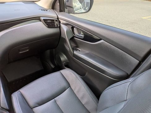 Used 2022 Nissan Rogue Sport SL w/ Premium Package image 17