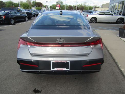 Used 2025 Hyundai Elantra Limited FWD image 6