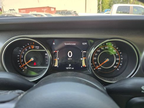 Used 2023 Jeep Gladiator Sport AWD/4WD image 19