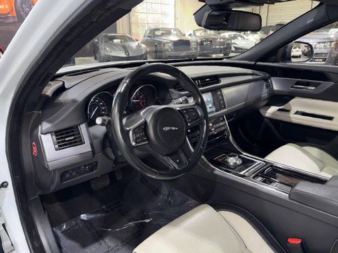 Used 2016 Jaguar XF R-Sport image 9