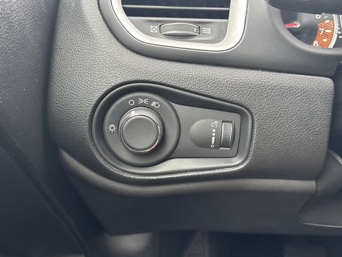 Used 2019 Jeep Renegade Sport w/ UConnect 7.0 Group AWD/4WD image 30