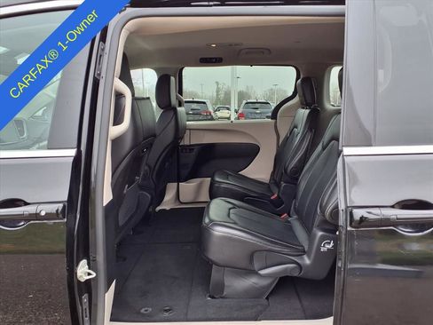 Used 2024 Chrysler Pacifica Touring-L image 12