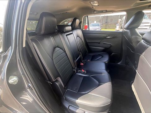 Used 2023 Toyota Highlander XLE image 32