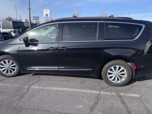 Used 2017 Chrysler Pacifica Touring-L image 4