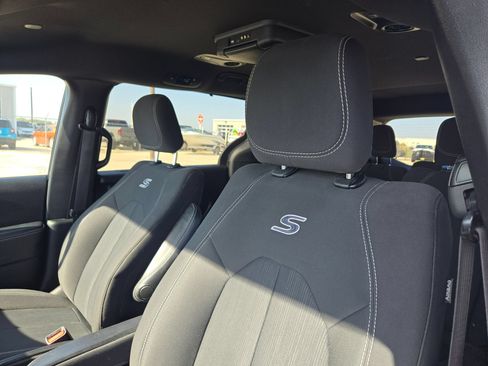 Used 2018 Chrysler Pacifica Touring Plus w/ S Appearance Package FWD image 9