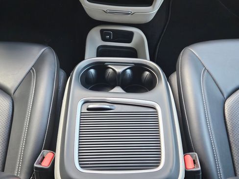 Used 2023 Chrysler Pacifica Touring-L FWD image 12