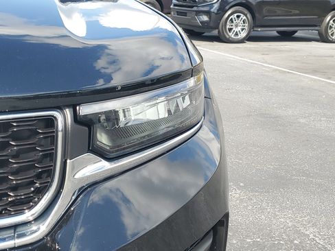 Used 2025 Jeep Grand Cherokee Laredo image 3