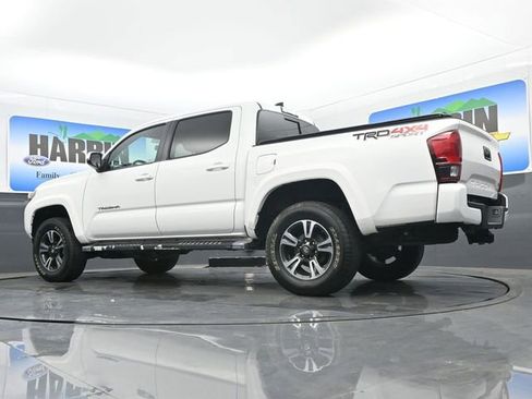 Used 2019 Toyota Tacoma TRD Sport AWD/4WD image 19
