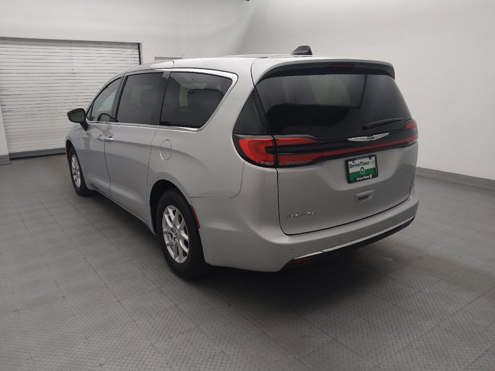 Used 2024 Chrysler Pacifica Touring-L FWD image 5