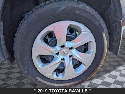 Used 2019 Toyota RAV4 LE image 9