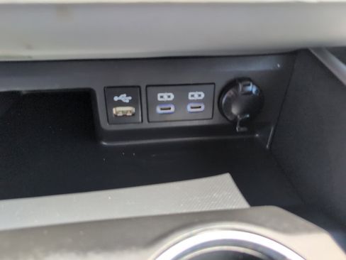 Used 2022 Toyota Highlander XLE FWD image 25