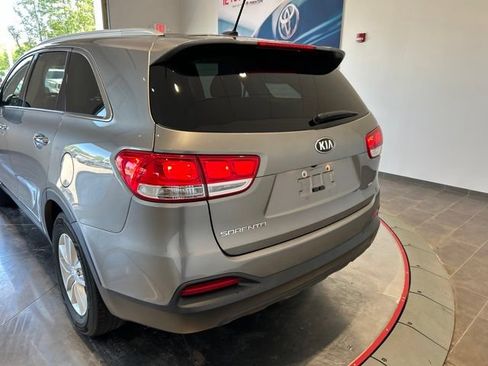 Used 2017 Kia Sorento AWD image 5