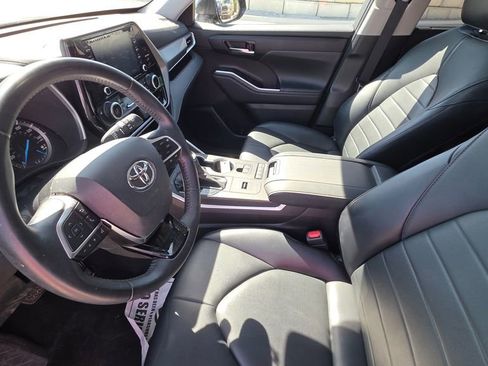 Used 2021 Toyota Highlander XLE AWD/4WD image 11