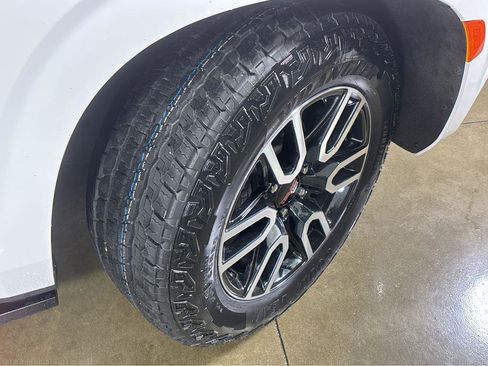 Used 2024 GMC Yukon AT4 image 9